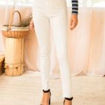 Calça jeans branca com cinto