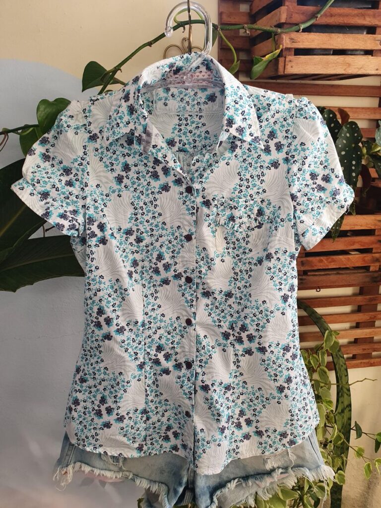 camisa floral fecho em botões - amelie amora